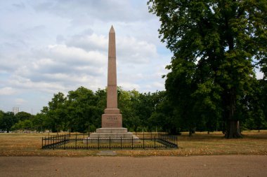 Kensington Bahçeleri 'ndeki Speke Anıtı, Londra' daki ünlü bir halk parkı..