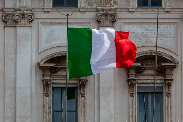 意大利国旗飘扬在罗马意大利共和国宪法法院正门上方 — 图库照片