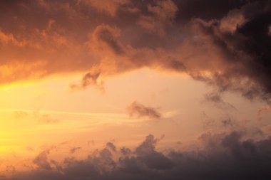 Reunion Adası 'nda gün batımında bulutların manzarası.