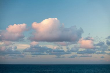 Hint Okyanusu 'nun üzerindeki gün batımında bulut manzarası.