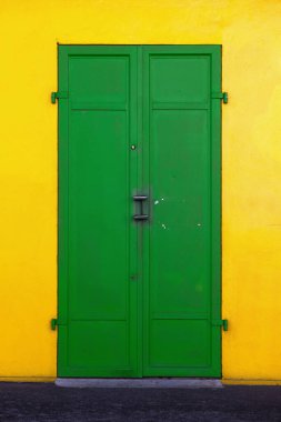 Saint-Denis, Reunion Adası 'nda yeşil kapılı sarı duvarlı eski bir ev..