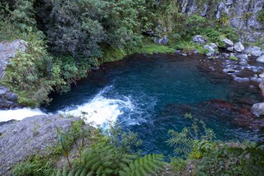 Bassin Hirondelles Şelalesi (Kırlangıç Havzası) Riviere Langevin (Langevin Nehri) 'nin 100 metre aşağısında Reunion Adası' ndaki Cascade de Grand Galet Şelalesi 'nden (Grand Galet Falls).