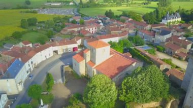 Bazoges-en-Pareds 'deki Notre-Dame-de-l' Assomption Kilisesi 'nin havadan görünüşü, Fransa' da Vendee Bölgesi 'nde yer alan bir kasaba..