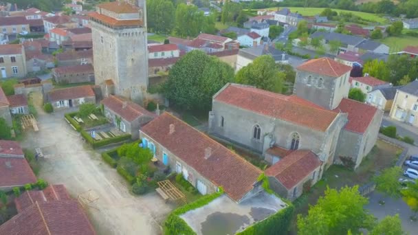 Vista Aérea Torre Medieval Iglesia Notre Dame Assomption Bazoges Pareds — Vídeo de stock