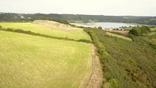 ブリタニアのバレンネスのケアン川の上から前方に移動する追跡ショット — ストック動画