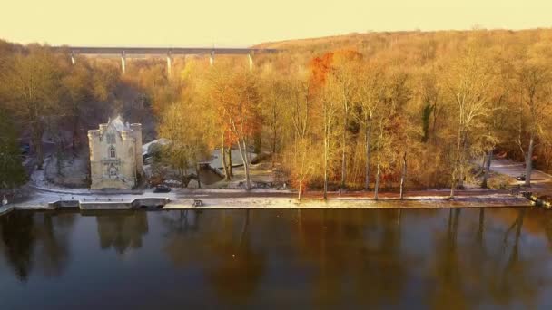 Luftaufnahme Des Etangs Commelles Winter Mit Dem Viadukt Dahinter — Stockvideo