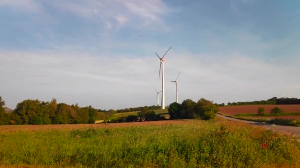 法国乡间路边田野里的风力涡轮机 — 图库视频影像