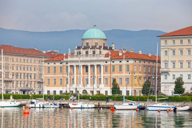 Trieste, İtalya - 08 Nisan 2019: Palazzo Carciotti, Büyük Kanal 'ın başlangıcında, Trieste' de 18. yüzyıldan kalma bir saray. Saray, bir zamanlar tuzlu tavaların olacağı bir bölgeye inşa edildi..