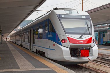 Trieste, İtalya - 09 Nisan 2019: ETR 564 İspanyol CAF şirketi tarafından üretildi ve İtalyan Ferrovie dello Stato şirketi tarafından işletildi..