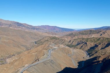 Tamguinguante köyü yakınlarındaki Yüksek Atlas Dağları 'nda dolambaçlı bir yol..