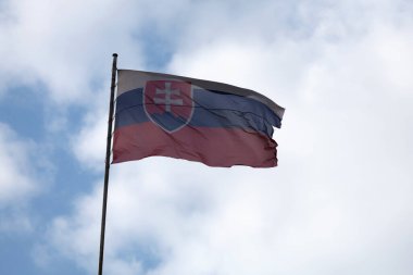 Direğinin üstünde dalgalanan bir Slovakya bayrağına yakın çekim.