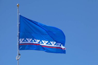 Yamalo-Nenets bayrağı direğinin tepesinde sallanıyor.