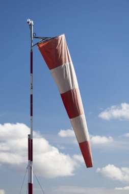 Alçak rüzgarda bir hava sahasının rüzgârlık yağmurluğuna yakın çekim.