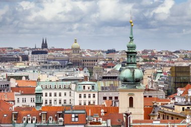 Prag, Çek Cumhuriyeti - 14 Haziran 2018: St. Gallen Kilisesi 'nin arkası, Ulusal Müze ve Saint Ludmila Kilisesi' nin havadan görünüşü.