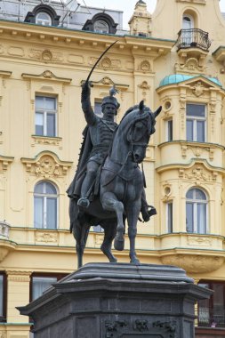 Avusturyalı heykeltıraş Anton Dominik Fernkorn tarafından yaratılan at üzerindeki yasaklı Josip Jelaciç heykeli 19 Ekim 1866 'da Ban Jelai Meydanı' nın ortasına dikildi..