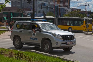 Priştine, Kosova - 22 Mayıs 2019: Trafik Güvenliği Polisi 'nin cipi sokakta devriye geziyor.