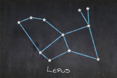 Ortasında Lepus takımyıldızı olan karatahta.