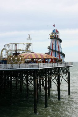 Brighton, İngiltere - 13 Mayıs 2007 Brighton Deniz Sarayı ve İskelesi Brighton 'da bir lunapark. Brighton, İngiltere 'nin en büyük ve en ünlü sahil beldelerinden biridir..