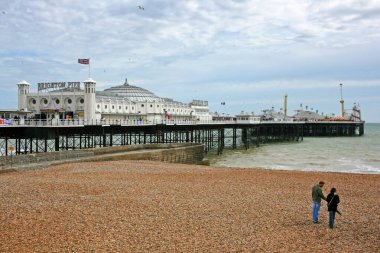 Brighton, İngiltere - 13 Mayıs 2007 Brighton Deniz Sarayı ve İskelesi Brighton 'da bir lunapark. Brighton, İngiltere 'nin en büyük ve en ünlü sahil beldelerinden biridir..