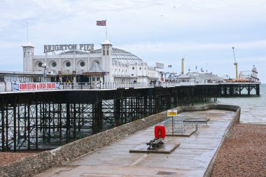 Brighton, İngiltere - 13 Mayıs 2007 Brighton Deniz Sarayı ve İskelesi Brighton 'da bir lunapark. Brighton, İngiltere 'nin en büyük ve en ünlü sahil beldelerinden biridir..