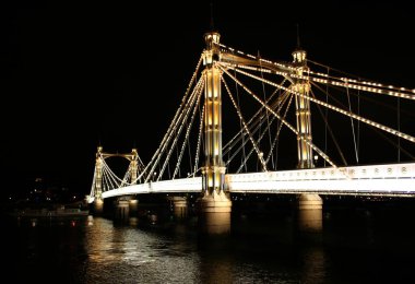 Londra 'daki Albert Köprüsü' nün Thames nehrine yansıyan görüntüsü..
