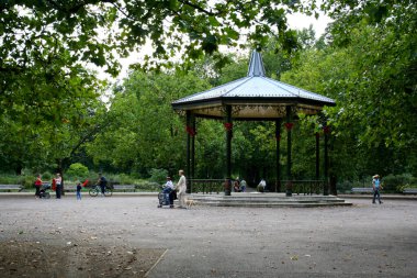 Londra, İngiltere - 26 Ağustos 2006: Battersea Park, Londra 'da çardağın etrafında yürüyen insanlar.