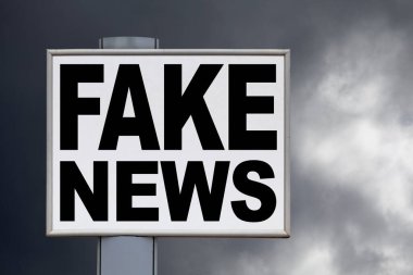 Fırtınalı bir gökyüzüne karşı beyaz bir ilan panosunun üzerinde 