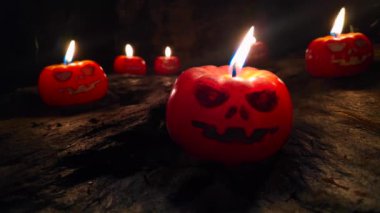 Mükemmel bir Cadılar Bayramı için karanlıkta parlayan bir grup Jack O Lantern mumuna yakından bakın..