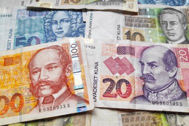 Hırvat Kuna banknotları yığınına yakın çekim.