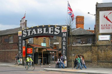 Londra, İngiltere - 27 Haziran 2006: Londra 'nın ünlü Camden Town semtinde Ahır Pazarı Girişi.