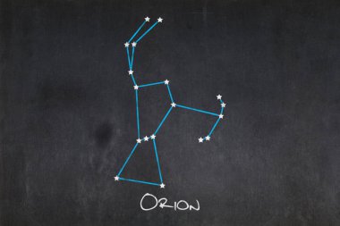 Ortasına Orion takımyıldızı çizilmiş karatahta.