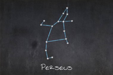 Ortasına Perseus takımyıldızı çizilmiş karatahta.