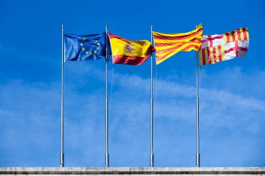 Kutuplarında Avrupa Birliği, İspanya, Katalonya ve Barselona bayrakları dalgalanıyor.