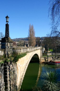 Bath, İngiltere - 3 Şubat 2007: Bath 'daki Avon Nehri' ni geçen Kuzey Geçidi Köprüsü.