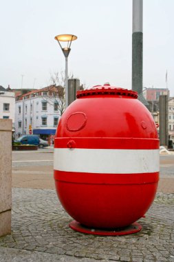 2. Dünya Savaşı deniz mayınları kırmızı ve beyaza boyandı ve Bristol, İngiltere 'deki Broad Quay' da sergilendi..
