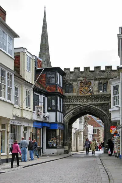 Salisbury, İngiltere - 20 Mayıs 2006: High Street Gate olarak bilinen ünlü ortaçağ şehri Kuzey Kapısı, Katedral Kapısı 'na. Turistler Salisbury Katedrali 'ne giden ana caddede yürürler..