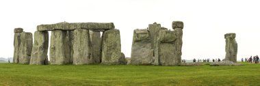 Amesbury, İngiltere: 10 Haziran 2007: Wiltshire 'da bir dizi ayakta duran taştan oluşan tarih öncesi bir anıt olan Stonehenge' in etrafında dolaşan turistler.
