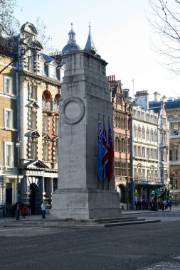1. Dünya Savaşı 'nda ölen ve 1920' de dikilen savaşın onuruna dikilmiş olan Cenotaph, Whitehall 'daki Parliament Caddesi' nde. Bugün, daha sonraki tüm askeri eylemleri onurlandırıyor..