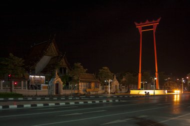 Bangkok, Tayland - 14 Ağustos 2007: The Giant Swing, Wat Suthat 'ın önünde yer alan bir dini yapıdır. Eskiden eski bir Brahman töreninde kullanılırdı..