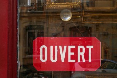 Bir dükkanın vitrinindeki kırmızı işaret Fransızca 