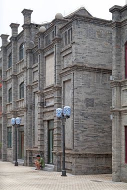 Pekin, Çin - 07 Ağustos 2018: Qianmen ticaret bölgesinin ana caddesi olan Qianmen Bulvarı 'na giden Xianyukou Jie' ye dik küçük bir sokak.