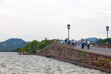 Hangzhou, Çin - 13 Ağustos 2018: Hangzhou Batı Gölü 'ndeki Bai Geçidi' nin doğu ucunda yer alan Kırık Köprü, Batı Gölü 'ndeki çok sayıda büyük veya küçük antik ve modern köprü arasında en iyi bilinen köprüdür..
