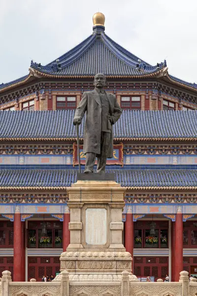 Guangzhou, Çin - 16 Ağustos 2018: Çin 'in Guangzhou eyaletinin başkenti Guangdong Eyaleti' nin başkenti Guangzhou 'daki Zhongshan Memorial Hall veya Sun Yat-sen' in önündeki Sun Yat-sen heykeli.