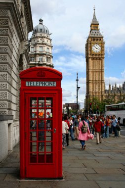 Londra, İngiltere - 19 Ağustos 2006: Big Ben 'in önünde geleneksel kırmızı İngiliz telefon kulübesi.