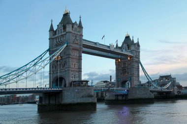 Londra, İngiltere - 21 Aralık 2012: Günbatımında Kule Köprüsü, Thames ırmağının alt manzarası.
