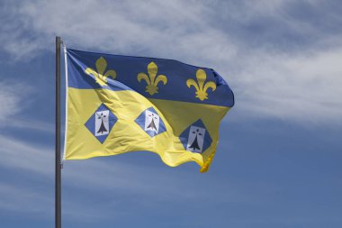 Dol de Bretagne şehrinin bayrağı havada dalgalanıyor.