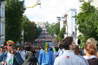 Londra, İngiltere - 28 Ağustos 2006: Binlerce insan Notting Hill Karnavalı sırasında bir araya geldi.