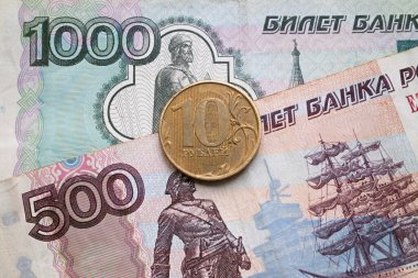 Arkaplan olarak Rus rublesi ve banknotları.