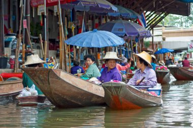 Damnoen Saduak, Tayland - 10 Ağustos 2007: Kanolarında birbirleriyle konuşan kadın satıcılar. Damnoen Saduak 'a gidiyorlar..