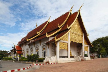 Chiang Mai 'deki Wat Chedi Luang' daki büyük Viharn 'ın yan görüntüsü.